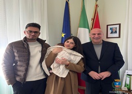 Emma Maria con i genitori e il sindaco Voce